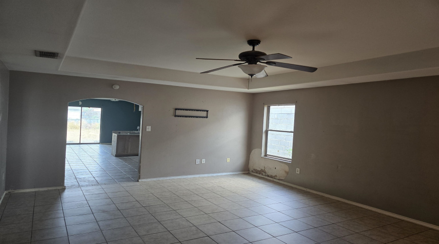 614 Susie Dr, Laredo, Texas 78046-8517, 3 Bedrooms Bedrooms, 5 Rooms Rooms,2 BathroomsBathrooms,Residential,For Sale,614 Susie Dr,20254075