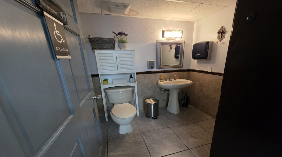 201 W Hillside Rd, Laredo, Texas 78041, 1 Room Rooms,2 BathroomsBathrooms,Commercial retail/office,For Sale,201 W Hillside Rd,20254687