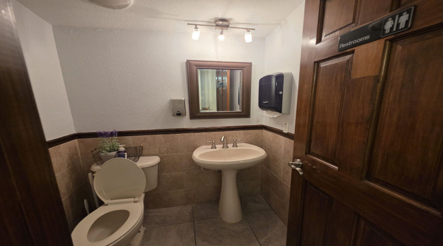 201 W Hillside Rd, Laredo, Texas 78041, 1 Room Rooms,2 BathroomsBathrooms,Commercial retail/office,For Sale,201 W Hillside Rd,20254687