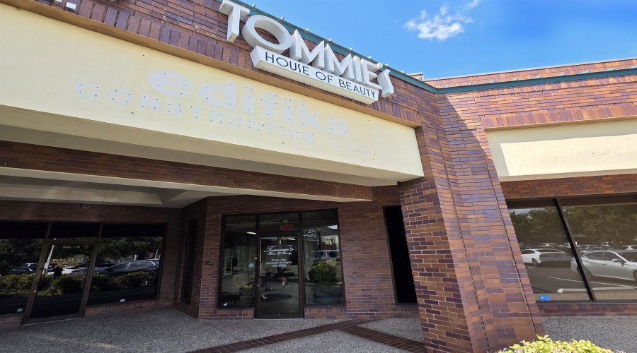 201 W Hillside Rd, Laredo, Texas 78041, 1 Room Rooms,2 BathroomsBathrooms,Commercial retail/office,For Sale,201 W Hillside Rd,20254687