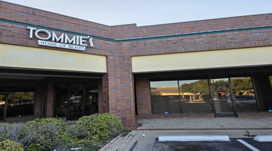 201 W Hillside Rd, Laredo, Texas 78041, 1 Room Rooms,2 BathroomsBathrooms,Commercial retail/office,For Sale,201 W Hillside Rd,20254687