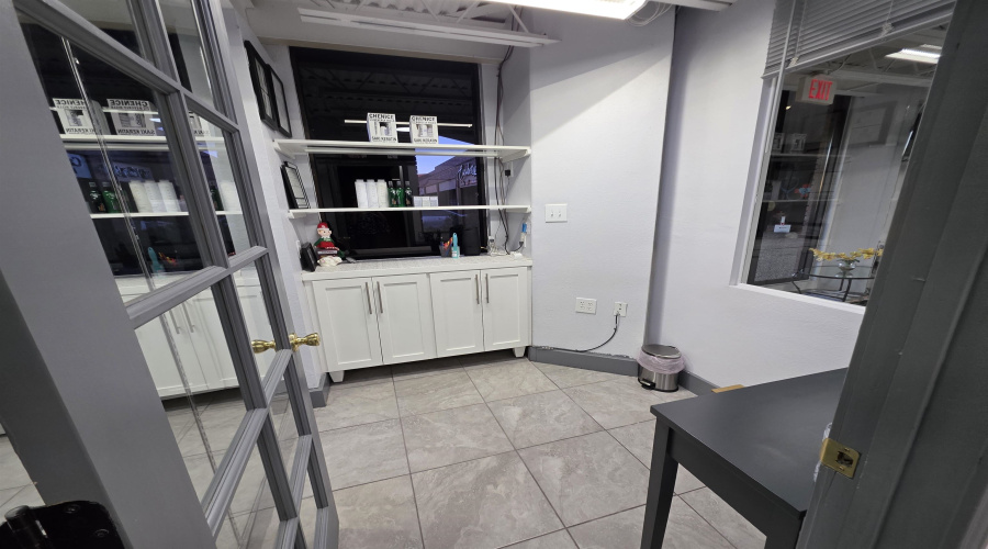 201 W Hillside Rd, Laredo, Texas 78041, 1 Room Rooms,2 BathroomsBathrooms,Commercial retail/office,For Sale,201 W Hillside Rd,20254687