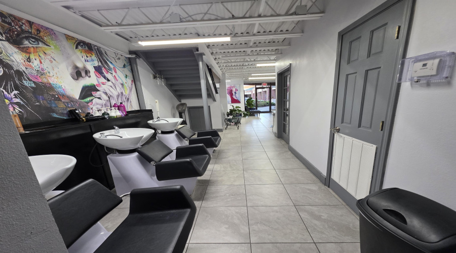 201 W Hillside Rd, Laredo, Texas 78041, 1 Room Rooms,2 BathroomsBathrooms,Commercial retail/office,For Sale,201 W Hillside Rd,20254687