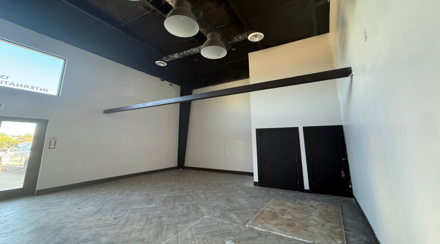 1303 International Blvd, Laredo, Texas 78045, 1 Room Rooms,2 BathroomsBathrooms,Commercial retail/office,For Rent,1303 International Blvd,20254689