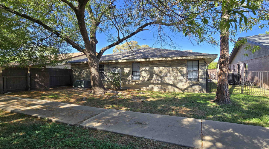 303 Wyoming St, Laredo, Texas 78041, 4 Bedrooms Bedrooms, 6 Rooms Rooms,2 BathroomsBathrooms,Residential,For Sale,303 Wyoming St,20254691