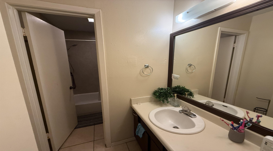 100 Hillside Rd, LAREDO, Texas 78041, 2 Bedrooms Bedrooms, 3 Rooms Rooms,1 BathroomBathrooms,Residential,For Sale,100 Hillside Rd,20254693