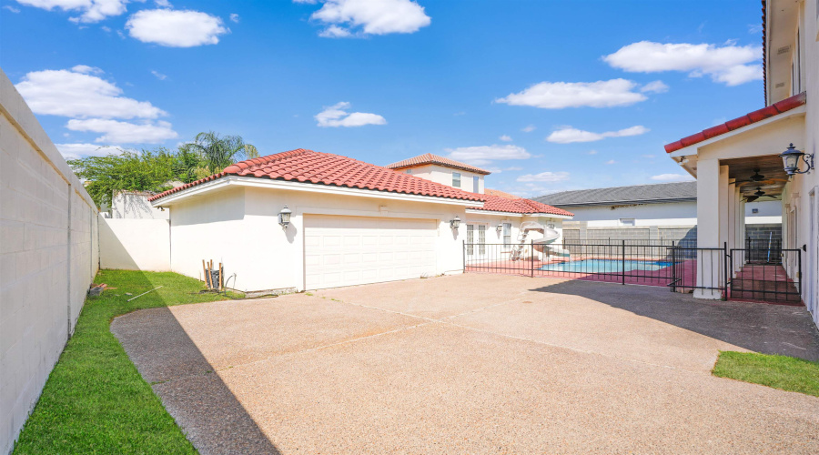 245 Lake Powell Dr, LAREDO, Texas 78041, 6 Bedrooms Bedrooms, 9 Rooms Rooms,4 BathroomsBathrooms,Residential,For Sale,245 Lake Powell Dr,20254694