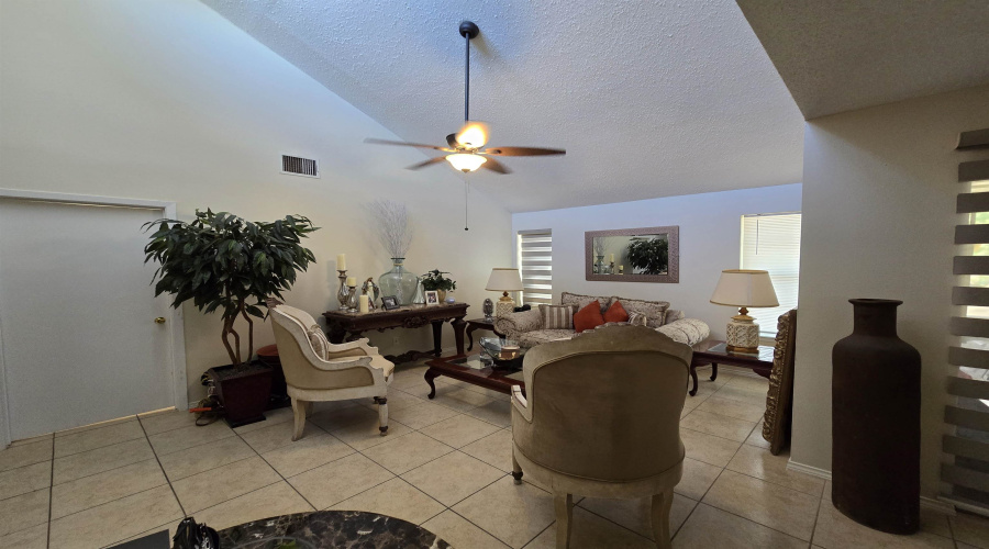 100 Hillside Rd, LAREDO, Texas 78041, 2 Bedrooms Bedrooms, 3 Rooms Rooms,1 BathroomBathrooms,Residential,For Sale,100 Hillside Rd,20254696