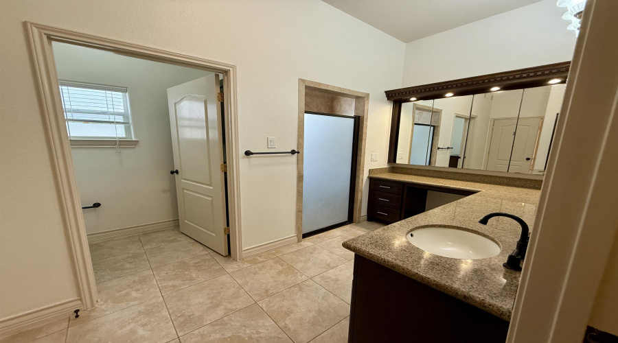 10523 Bear Creek Dr, Laredo, Texas 78045, 4 Bedrooms Bedrooms, 7 Rooms Rooms,3 BathroomsBathrooms,Residential,For Rent,10523 Bear Creek Dr,20254729