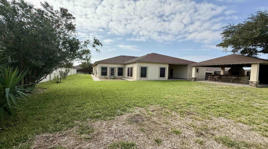 10523 Bear Creek Dr, Laredo, Texas 78045, 4 Bedrooms Bedrooms, 7 Rooms Rooms,3 BathroomsBathrooms,Residential,For Rent,10523 Bear Creek Dr,20254729