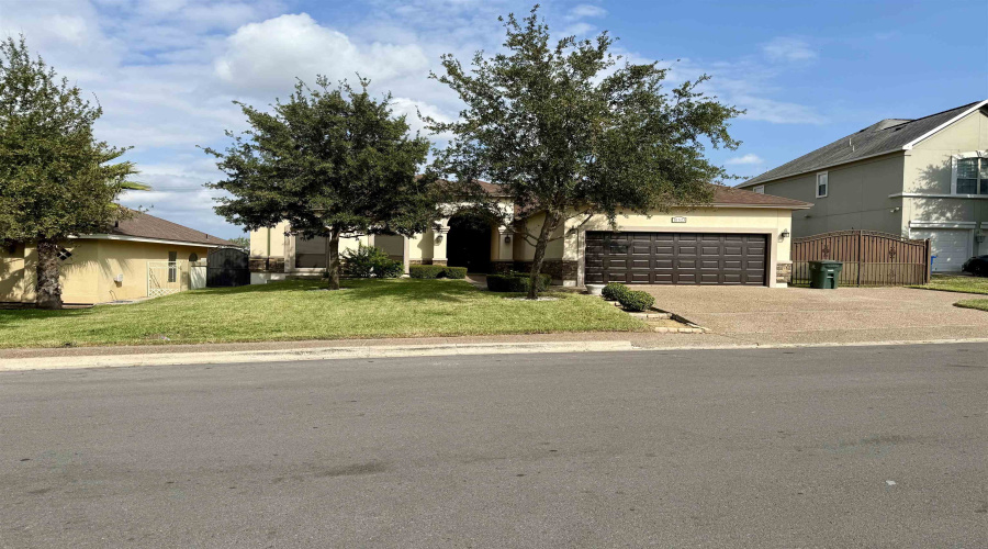 10523 Bear Creek Dr, Laredo, Texas 78045, 4 Bedrooms Bedrooms, 7 Rooms Rooms,3 BathroomsBathrooms,Residential,For Rent,10523 Bear Creek Dr,20254729