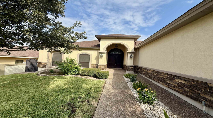 10523 Bear Creek Dr, Laredo, Texas 78045, 4 Bedrooms Bedrooms, 7 Rooms Rooms,3 BathroomsBathrooms,Residential,For Rent,10523 Bear Creek Dr,20254729