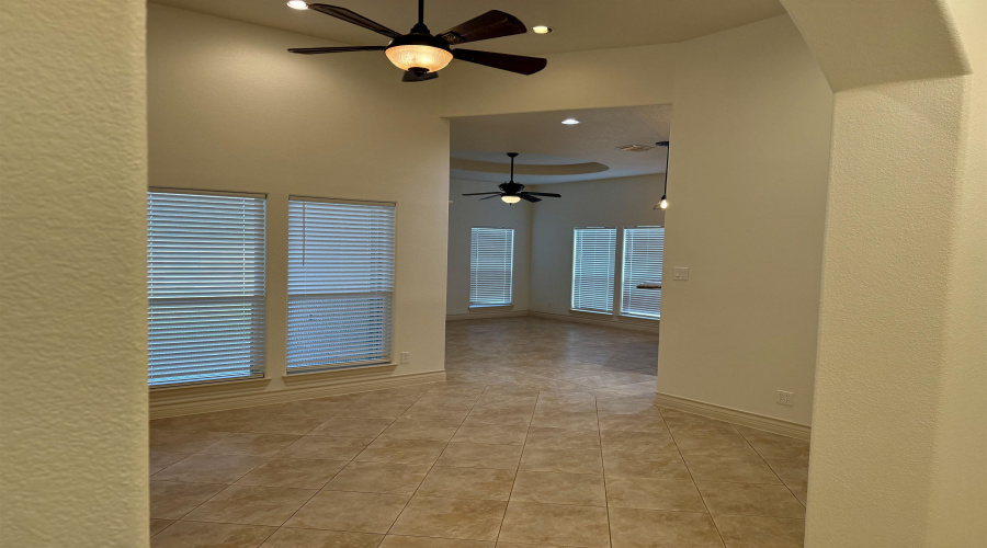 10523 Bear Creek Dr, Laredo, Texas 78045, 4 Bedrooms Bedrooms, 7 Rooms Rooms,3 BathroomsBathrooms,Residential,For Rent,10523 Bear Creek Dr,20254729