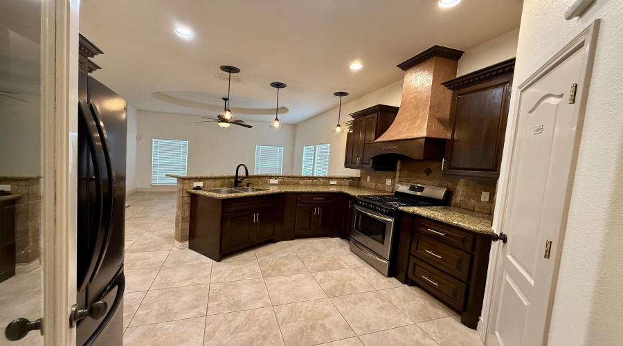 10523 Bear Creek Dr, Laredo, Texas 78045, 4 Bedrooms Bedrooms, 7 Rooms Rooms,3 BathroomsBathrooms,Residential,For Rent,10523 Bear Creek Dr,20254729