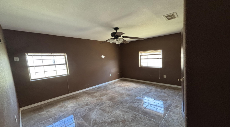 128 Franklin St, LAREDO, Texas 78041-6471, 3 Bedrooms Bedrooms, 5 Rooms Rooms,1 BathroomBathrooms,Residential,For Sale,128 Franklin St,20254731