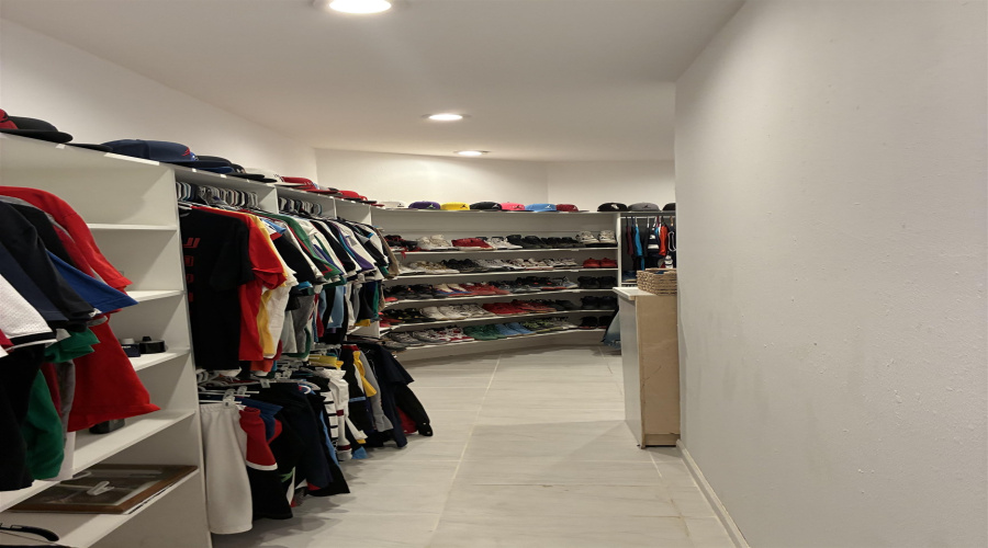 105 Queen Palm Dr., LAREDO, Texas 78045, 4 Bedrooms Bedrooms, 7 Rooms Rooms,2 BathroomsBathrooms,Residential,For Sale,105 Queen Palm Dr.,20254732