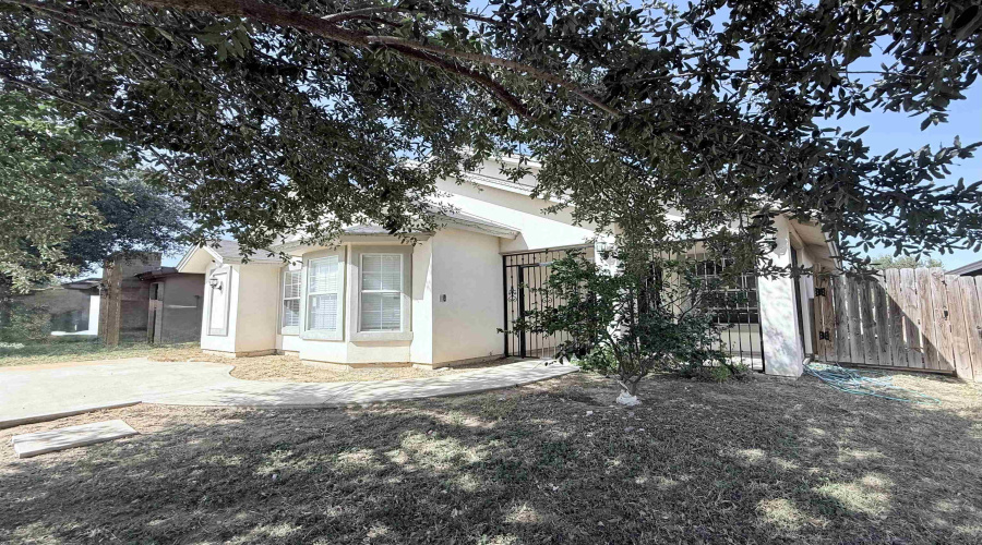 5522 Conroe St, Laredo, Texas 78046, 3 Bedrooms Bedrooms, 4 Rooms Rooms,2 BathroomsBathrooms,Residential,For Sale,5522 Conroe St,20254734
