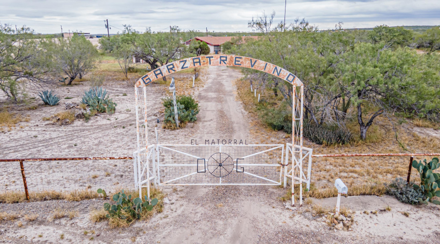587 Garza Jones Ln., LAREDO, Texas 78045, 4 Bedrooms Bedrooms, 8 Rooms Rooms,3 BathroomsBathrooms,Residential,For Sale,587 Garza Jones Ln.,20254744
