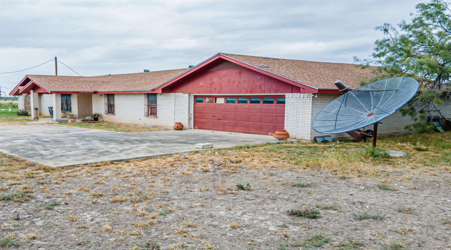 587 Garza Jones Ln., LAREDO, Texas 78045, 4 Bedrooms Bedrooms, 8 Rooms Rooms,3 BathroomsBathrooms,Residential,For Sale,587 Garza Jones Ln.,20254744