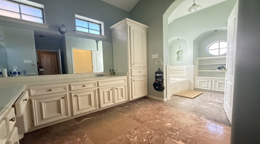 126 Watson Lake Dr, Laredo, Texas 78041, 4 Bedrooms Bedrooms, 7 Rooms Rooms,3 BathroomsBathrooms,Residential,For Sale,126 Watson Lake Dr,20254746