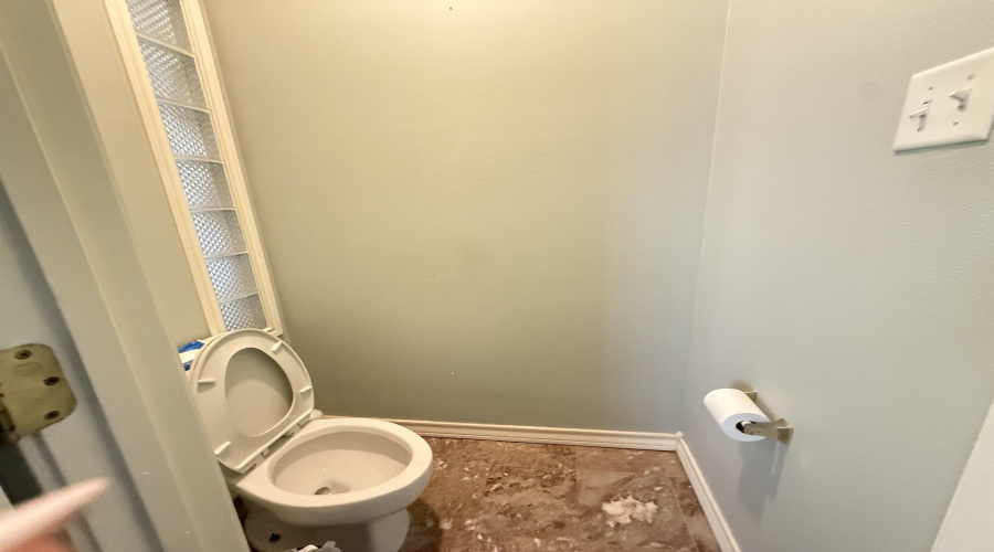 126 Watson Lake Dr, Laredo, Texas 78041, 4 Bedrooms Bedrooms, 7 Rooms Rooms,3 BathroomsBathrooms,Residential,For Sale,126 Watson Lake Dr,20254746