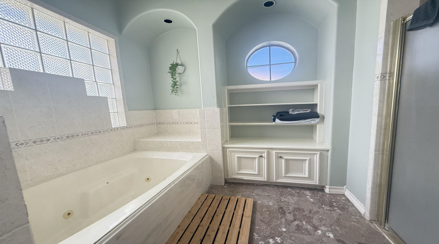 126 Watson Lake Dr, Laredo, Texas 78041, 4 Bedrooms Bedrooms, 7 Rooms Rooms,3 BathroomsBathrooms,Residential,For Sale,126 Watson Lake Dr,20254746