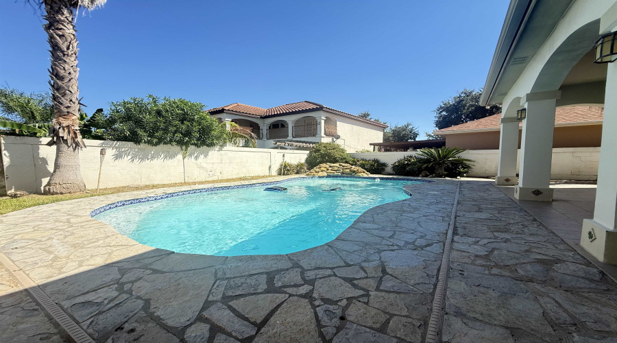 126 Watson Lake Dr, Laredo, Texas 78041, 4 Bedrooms Bedrooms, 7 Rooms Rooms,3 BathroomsBathrooms,Residential,For Sale,126 Watson Lake Dr,20254746