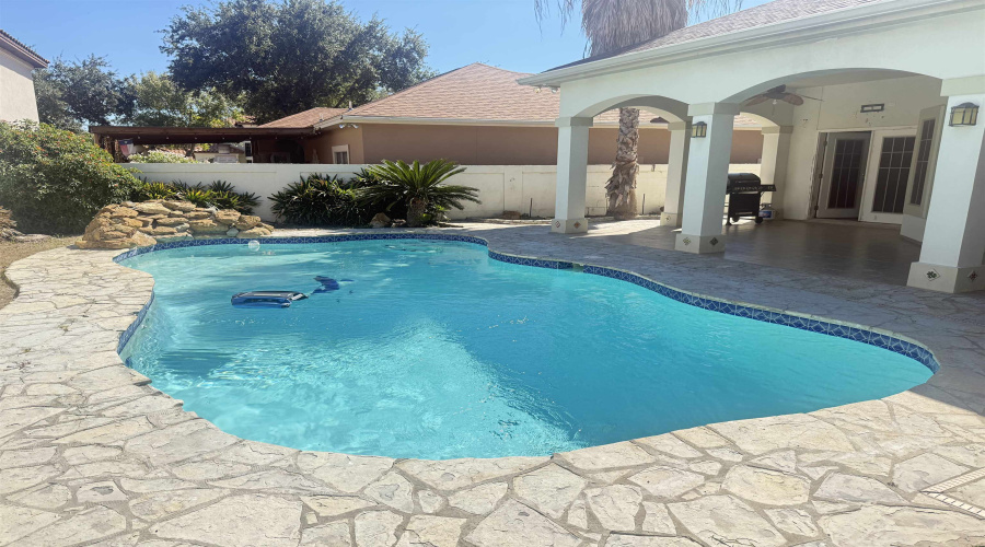 126 Watson Lake Dr, Laredo, Texas 78041, 4 Bedrooms Bedrooms, 7 Rooms Rooms,3 BathroomsBathrooms,Residential,For Sale,126 Watson Lake Dr,20254746