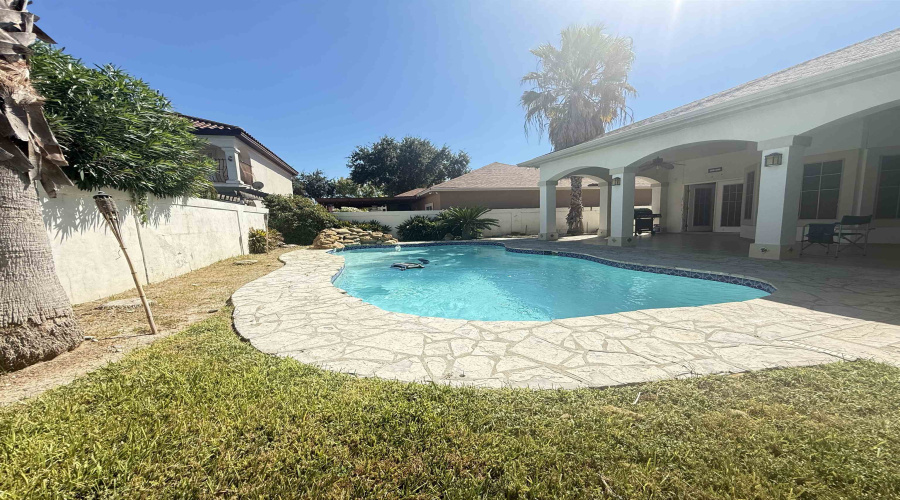 126 Watson Lake Dr, Laredo, Texas 78041, 4 Bedrooms Bedrooms, 7 Rooms Rooms,3 BathroomsBathrooms,Residential,For Sale,126 Watson Lake Dr,20254746