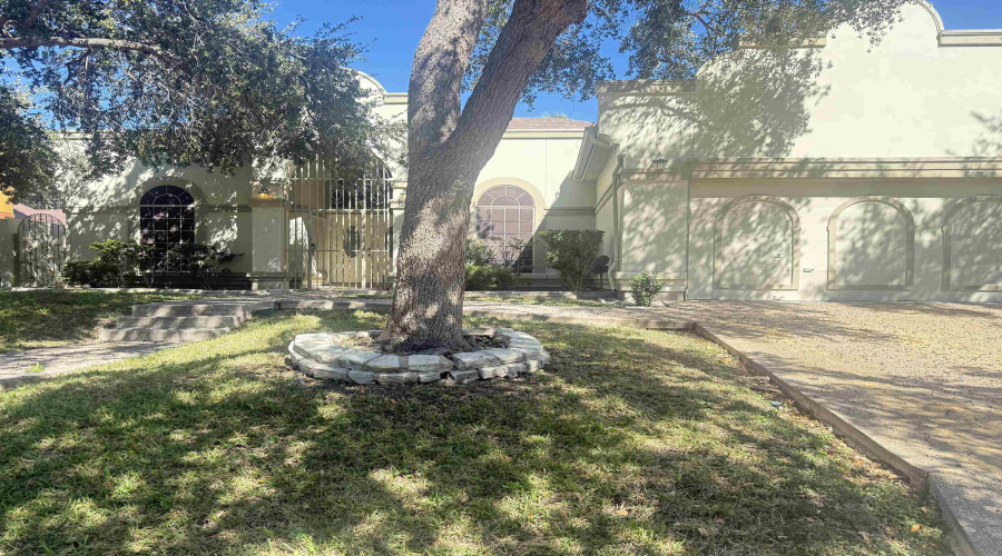 126 Watson Lake Dr, Laredo, Texas 78041, 4 Bedrooms Bedrooms, 7 Rooms Rooms,3 BathroomsBathrooms,Residential,For Sale,126 Watson Lake Dr,20254746