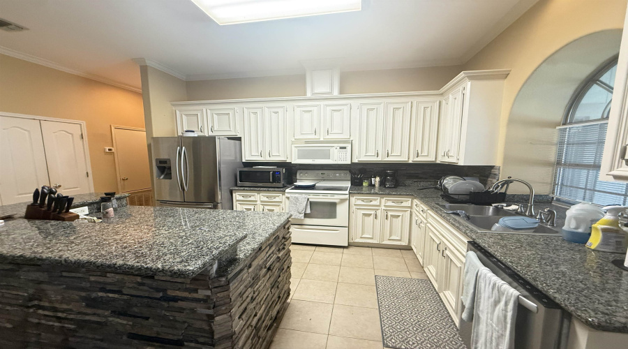 126 Watson Lake Dr, Laredo, Texas 78041, 4 Bedrooms Bedrooms, 7 Rooms Rooms,3 BathroomsBathrooms,Residential,For Sale,126 Watson Lake Dr,20254746