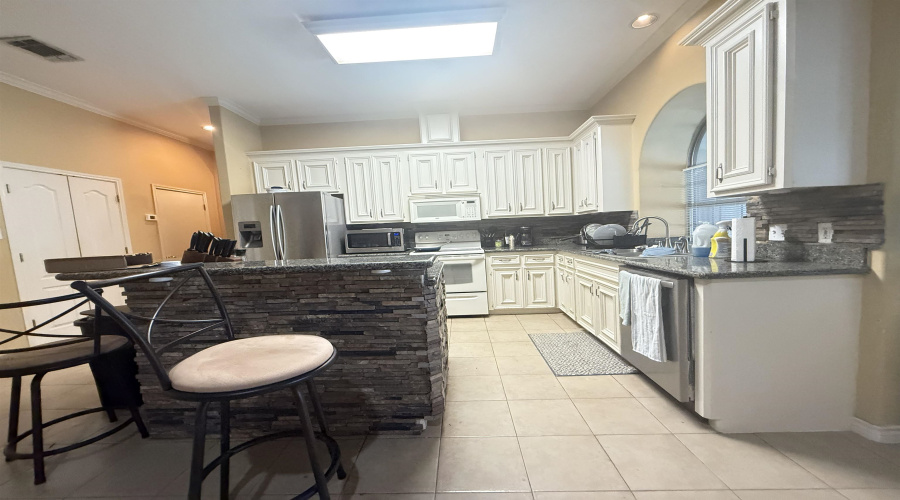 126 Watson Lake Dr, Laredo, Texas 78041, 4 Bedrooms Bedrooms, 7 Rooms Rooms,3 BathroomsBathrooms,Residential,For Sale,126 Watson Lake Dr,20254746