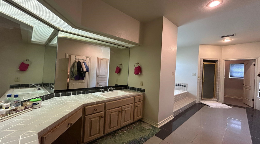 105 Sunset Dr, Laredo, Texas 78041, 4 Bedrooms Bedrooms, 9 Rooms Rooms,4 BathroomsBathrooms,Residential,For Sale,105 Sunset Dr,20254749