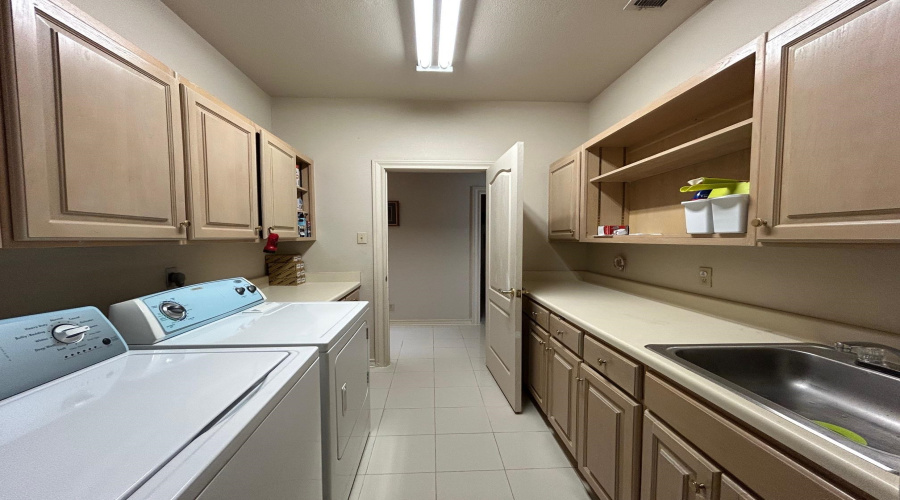 105 Sunset Dr, Laredo, Texas 78041, 4 Bedrooms Bedrooms, 9 Rooms Rooms,4 BathroomsBathrooms,Residential,For Sale,105 Sunset Dr,20254749