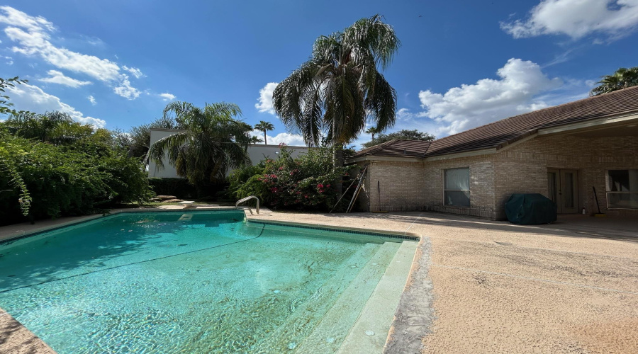 105 Sunset Dr, Laredo, Texas 78041, 4 Bedrooms Bedrooms, 9 Rooms Rooms,4 BathroomsBathrooms,Residential,For Sale,105 Sunset Dr,20254749