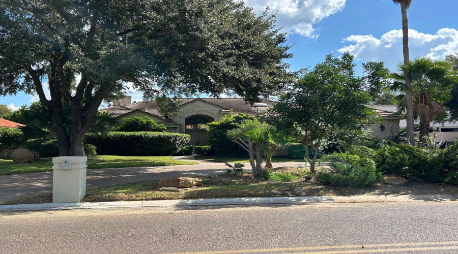 105 Sunset Dr, Laredo, Texas 78041, 4 Bedrooms Bedrooms, 9 Rooms Rooms,4 BathroomsBathrooms,Residential,For Sale,105 Sunset Dr,20254749