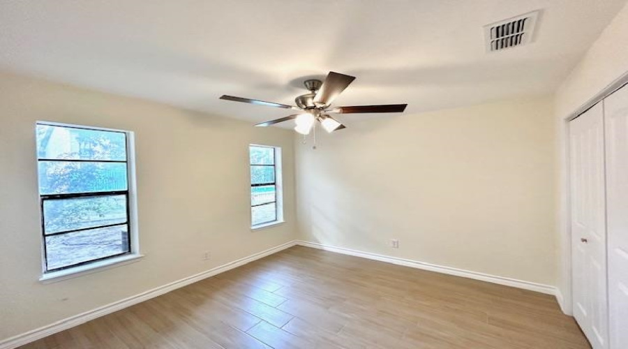 100 E Hillside Rd, Laredo, Texas 78041, 2 Bedrooms Bedrooms, 4 Rooms Rooms,1 BathroomBathrooms,Residential,For Sale,100 E Hillside Rd,20254750