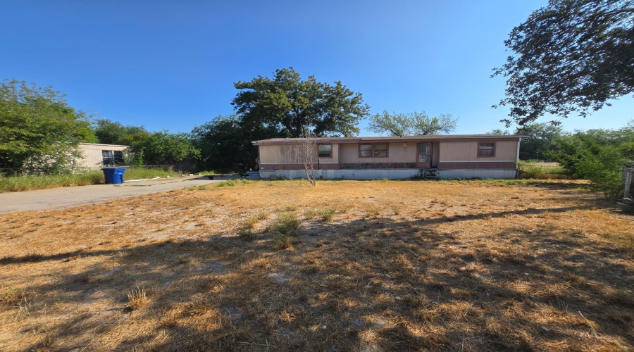 107 El Monte Lp, Laredo, Texas 78045, 3 Bedrooms Bedrooms, 4 Rooms Rooms,2 BathroomsBathrooms,Residential,For Sale,107 El Monte Lp,20254751