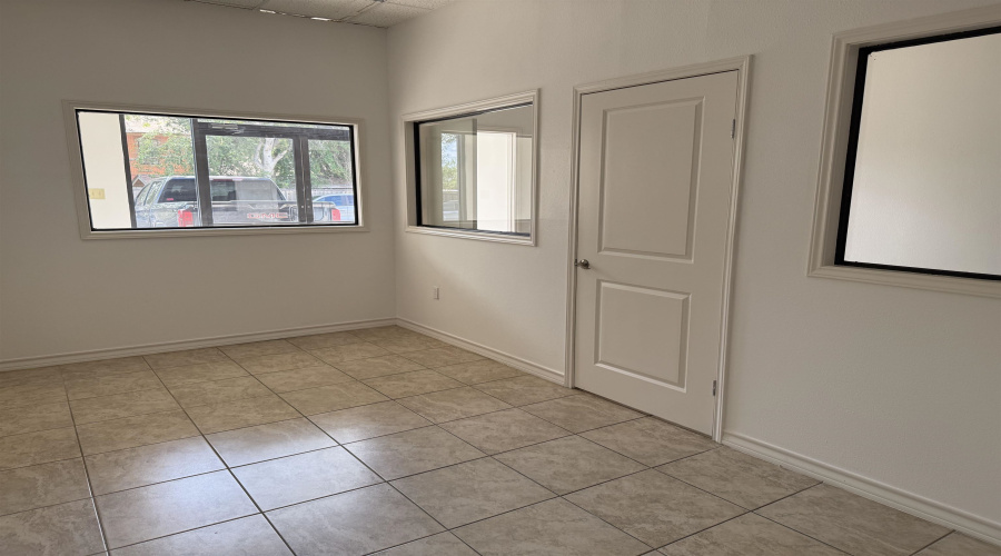 9019 Mines Rd, LAREDO, Texas 78045, 1 Room Rooms,1 BathroomBathrooms,Commercial retail/office,For Rent,9019 Mines Rd,20254753