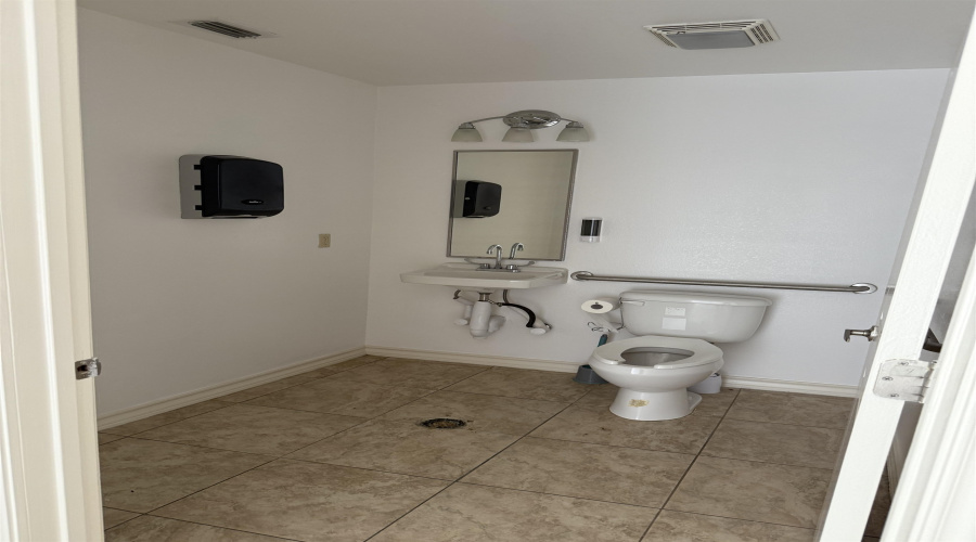 9019 Mines Rd, LAREDO, Texas 78045, 1 Room Rooms,1 BathroomBathrooms,Commercial retail/office,For Rent,9019 Mines Rd,20254753