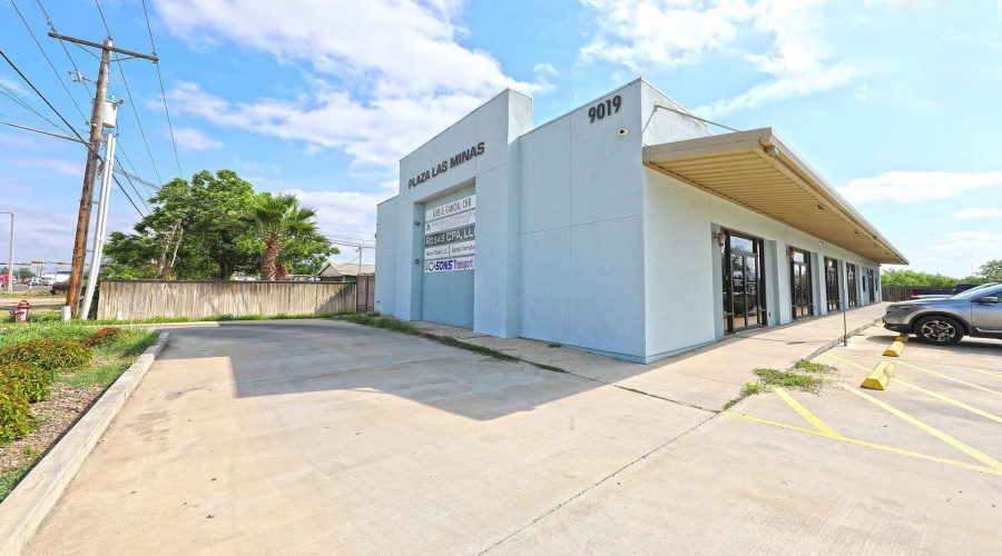 9019 Mines Rd, LAREDO, Texas 78045, 1 Room Rooms,1 BathroomBathrooms,Commercial retail/office,For Rent,9019 Mines Rd,20254753