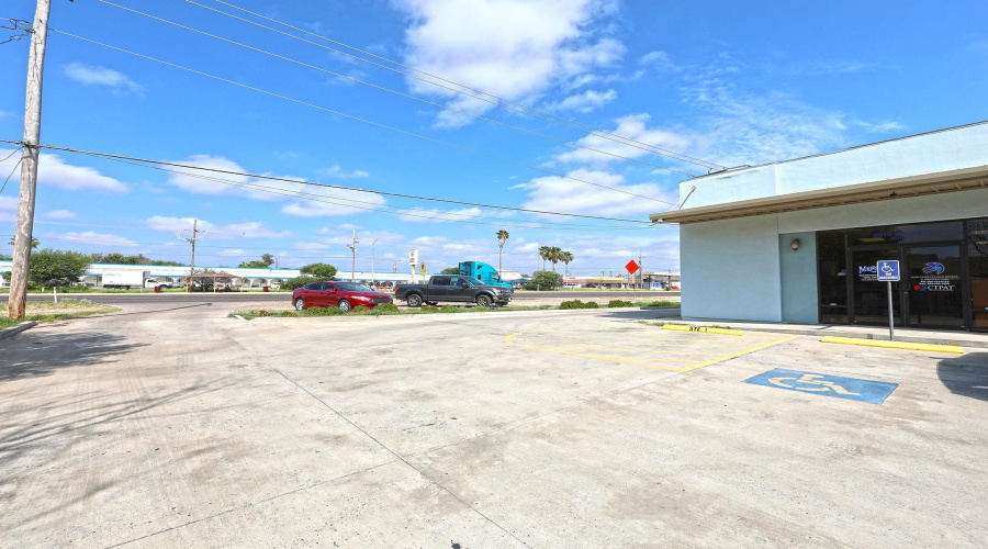 9019 Mines Rd, LAREDO, Texas 78045, 1 Room Rooms,1 BathroomBathrooms,Commercial retail/office,For Rent,9019 Mines Rd,20254753