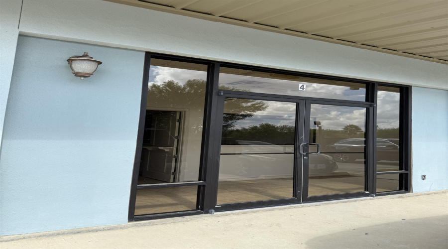 9019 Mines Rd, LAREDO, Texas 78045, 1 Room Rooms,1 BathroomBathrooms,Commercial retail/office,For Rent,9019 Mines Rd,20254753