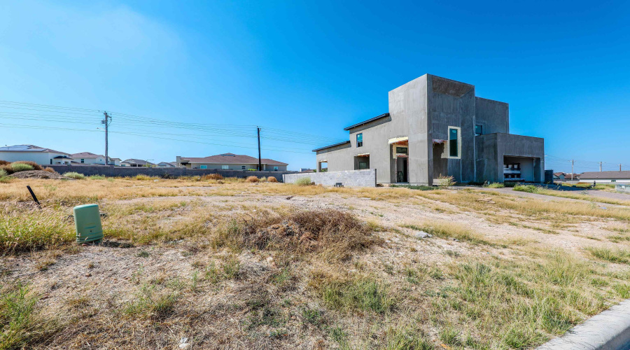 529 Journey Loop, LAREDO, Texas 78045, 3 Bedrooms Bedrooms, 6 Rooms Rooms,3 BathroomsBathrooms,Residential,For Sale,529 Journey Loop,20254781