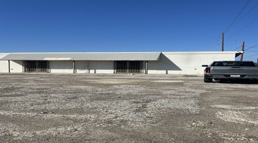 2212 McDonell Ave, Laredo, Texas 78040, 1 Room Rooms,2 BathroomsBathrooms,Commercial retail/office,For Rent,2212 McDonell Ave,20254800