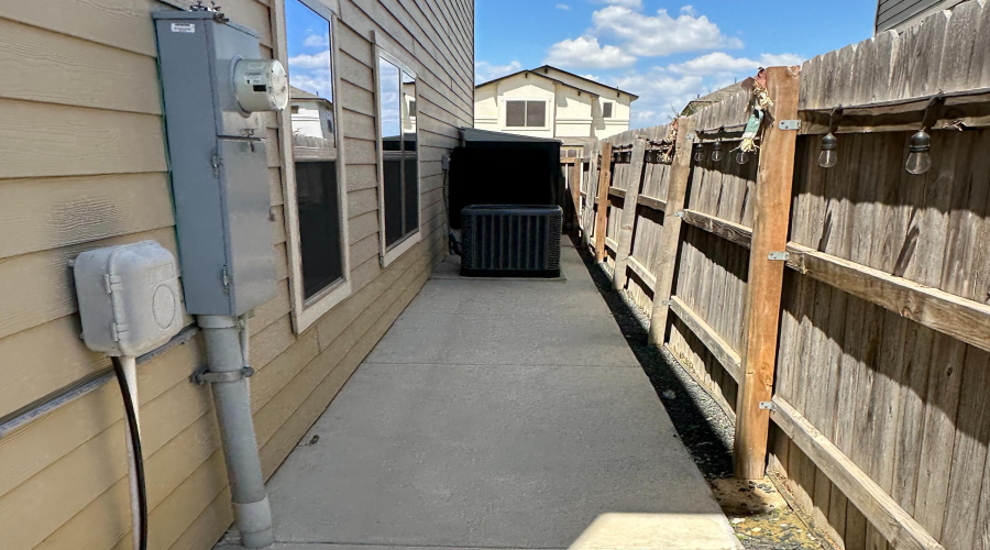 4301 Regina Dr., Laredo, Texas 78046, 3 Bedrooms Bedrooms, 5 Rooms Rooms,2 BathroomsBathrooms,Residential,For Sale,4301 Regina Dr.,20254795