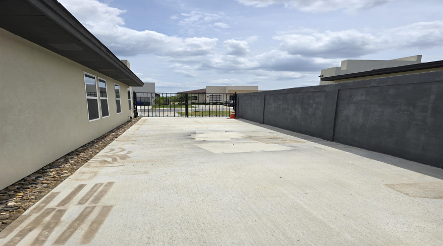 7108 El Meson Dr, Laredo, Texas 78043-2296, 3 Bedrooms Bedrooms, 5 Rooms Rooms,2 BathroomsBathrooms,Residential,For Sale,7108 El Meson Dr,20253034