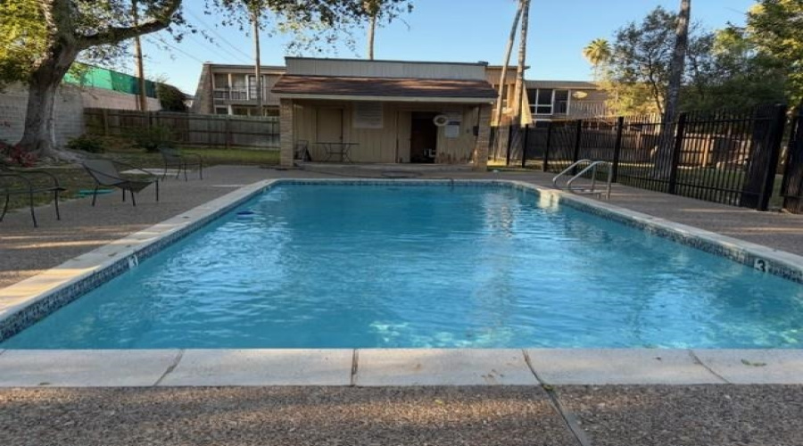 13 Quadrangle Cir, LAREDO, Texas 78041-2329, 3 Bedrooms Bedrooms, 5 Rooms Rooms,2 BathroomsBathrooms,Residential,For Sale,13 Quadrangle Cir,20254810