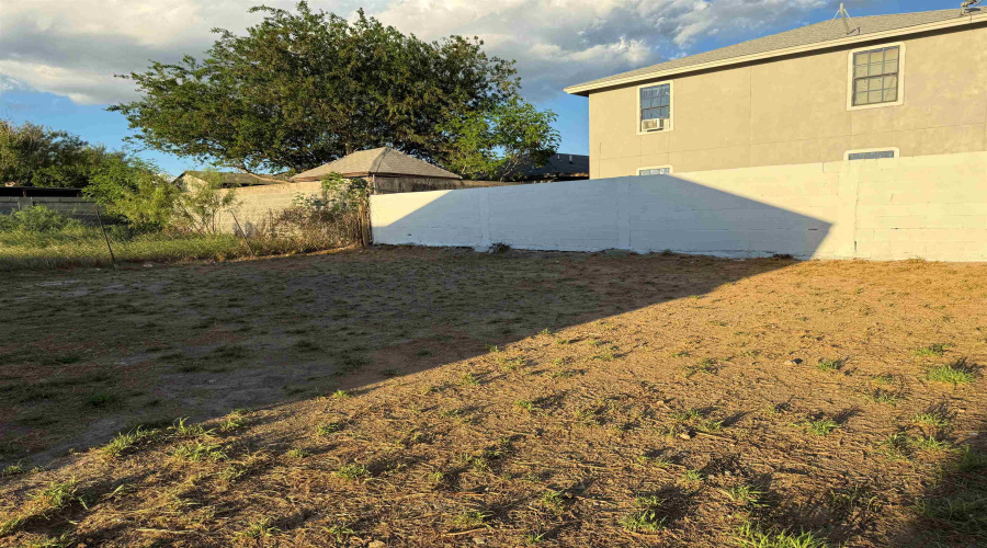 121 Valladolid Ave, Laredo, Texas 78046, 3 Bedrooms Bedrooms, 5 Rooms Rooms,2 BathroomsBathrooms,Residential,For Rent,121 Valladolid Ave,20254824