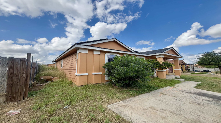 2616 Comal Lp, Laredo, Texas 78046, 3 Bedrooms Bedrooms, 7 Rooms Rooms,2 BathroomsBathrooms,Residential,For Sale,2616 Comal Lp,20254825